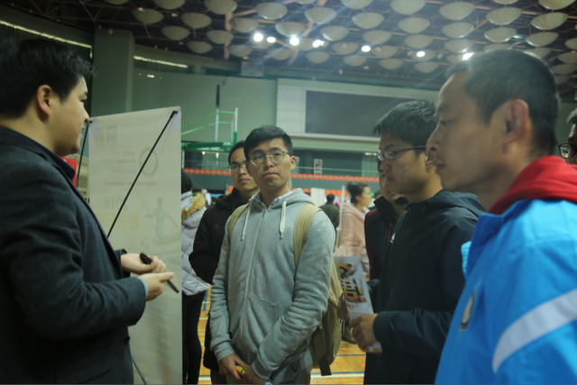 学生与用人单位交流 学生与用人单位交流