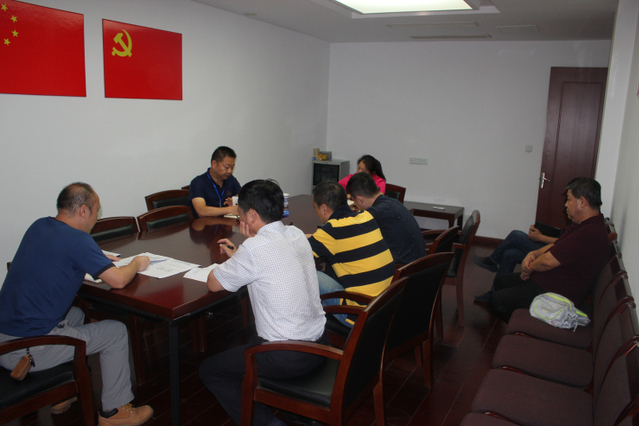 第四党支部讨论现场 第四党支部讨论现场